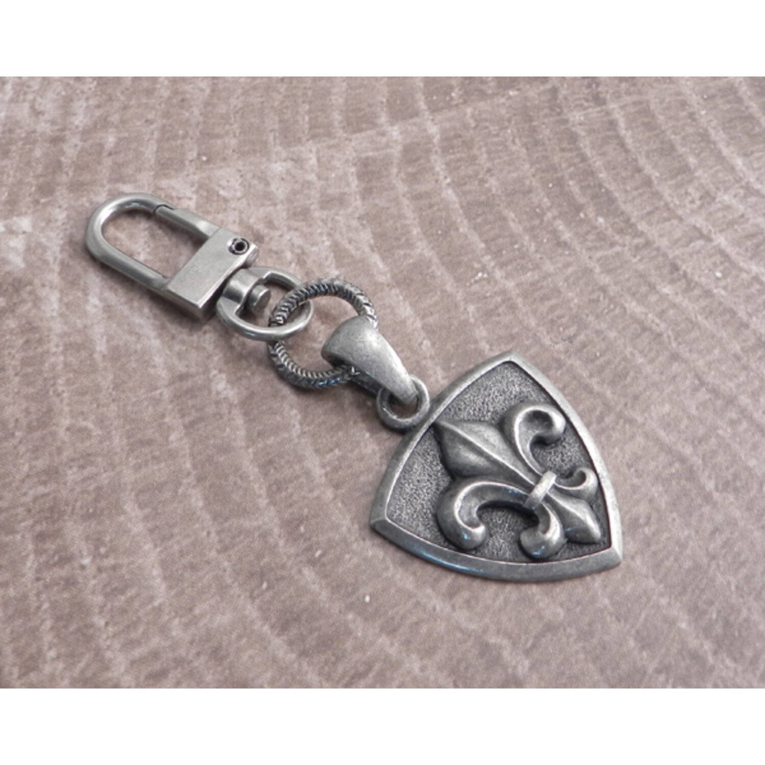 Amigaz Fleur Shield key chain